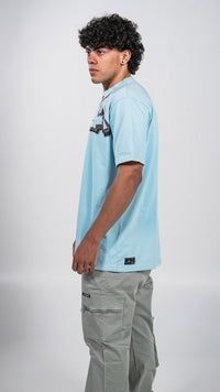 Camiseta Semi Oversize Graffiti Azul Cielo