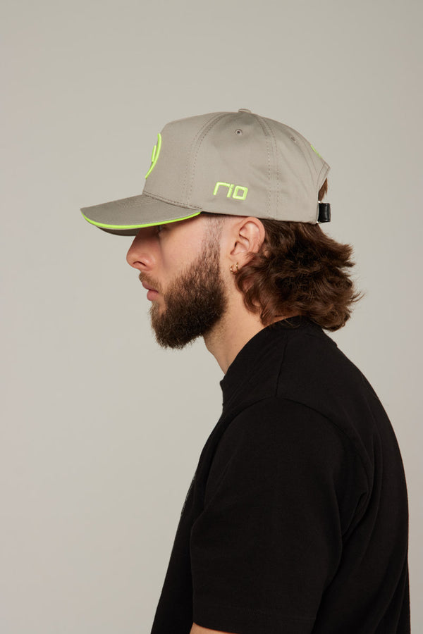 Gorra RIO Gris, delineado Verde